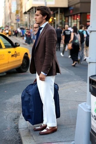 Quale blazer indossare con mocassini eleganti marroni per un uomo di 20 anni: Indossa un blazer e pantaloni eleganti bianchi per essere sofisticato e di classe. Mocassini eleganti marroni sono una valida scelta per completare il look.