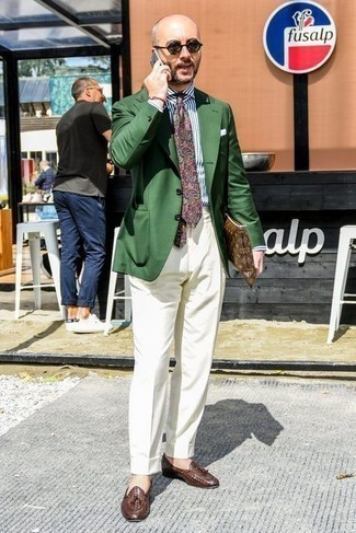 Come indossare e abbinare una giacca verde per un uomo di 40 anni quando fa caldo: Mostra il tuo stile in una giacca verde con pantaloni eleganti bianchi come un vero gentiluomo. Mocassini con nappine in pelle tessuti marroni sono una gradevolissima scelta per completare il look.