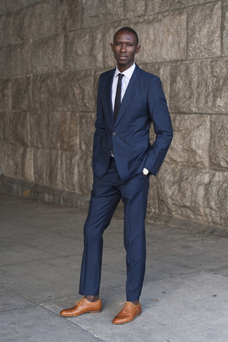 Come indossare e abbinare una cravatta grigio scuro: Punta su un blazer blu scuro e una cravatta grigio scuro come un vero gentiluomo. Scegli un paio di scarpe brogue in pelle marrone chiaro per avere un aspetto più rilassato.