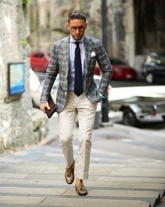 Look alla moda per uomo: Blazer scozzese grigio, Camicia elegante bianca, Pantaloni eleganti beige, Mocassini con nappine in pelle marroni