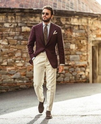 Come indossare e abbinare un blazer rosso per un uomo di 30 anni: Mostra il tuo stile in un blazer rosso con pantaloni eleganti beige per un look elegante e alla moda. Completa questo look con un paio di scarpe derby in pelle scamosciata marrone scuro.