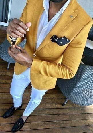Come indossare e abbinare una giacca arancione quando fa caldo in modo formale: Potresti combinare una giacca arancione con pantaloni eleganti bianchi per un look elegante e di classe. Completa questo look con un paio di mocassini con nappine di velluto neri.