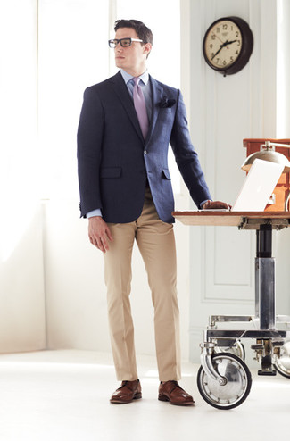 Come indossare e abbinare una cravatta melanzana scuro in modo formale: Potresti abbinare un blazer blu scuro con una cravatta melanzana scuro per un look elegante e alla moda. Se non vuoi essere troppo formale, opta per un paio di scarpe derby in pelle marroni.