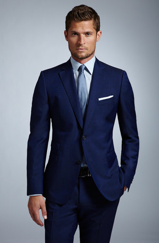 Come indossare e abbinare una cravatta acqua per un uomo di 30 anni quando fa caldo: Potresti indossare un blazer blu scuro e una cravatta acqua per un look elegante e alla moda.