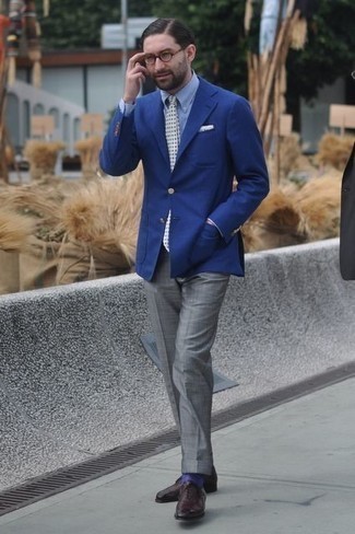 Come indossare e abbinare pantaloni eleganti grigi: Scegli uno stile classico in un blazer blu scuro e pantaloni eleganti grigi. Scarpe oxford in pelle marrone scuro sono una eccellente scelta per completare il look.