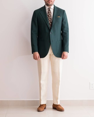 Look alla moda per uomo: Blazer verde scuro, Camicia elegante a righe verticali bianca, Pantaloni eleganti beige, Mocassini eleganti in pelle scamosciata terracotta
