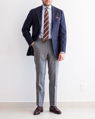 Come indossare e abbinare pantaloni eleganti grigi: Indossa un blazer blu scuro con pantaloni eleganti grigi come un vero gentiluomo. Perfeziona questo look con un paio di scarpe derby in pelle bordeaux.