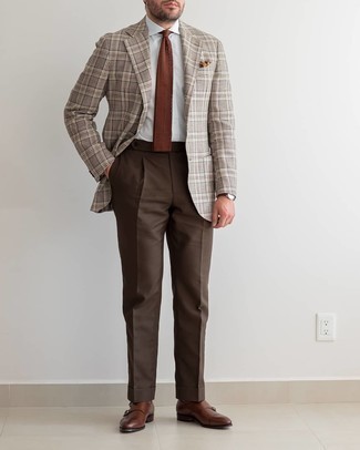 Quale blazer indossare con scarpe double monk marroni in modo formale: Abbina un blazer con pantaloni eleganti marrone scuro per essere sofisticato e di classe. Scarpe double monk marroni sono una valida scelta per completare il look.