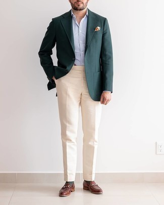 Come indossare e abbinare un blazer di lana verde oliva per un uomo di 30 anni: Metti un blazer di lana verde oliva e pantaloni eleganti beige per un look elegante e alla moda. Mocassini eleganti in pelle marroni sono una valida scelta per completare il look.