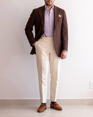 Look alla moda per uomo: Blazer di lana marrone, Camicia elegante a righe verticali bianca e melanzana, Pantaloni eleganti beige, Mocassini eleganti in pelle scamosciata marroni