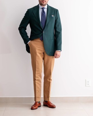 Come indossare e abbinare un blazer verde scuro: Metti un blazer verde scuro e pantaloni eleganti terracotta per un look elegante e alla moda. Mocassini eleganti in pelle terracotta sono una buona scelta per completare il look.