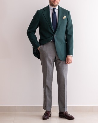 Come indossare e abbinare un blazer verde scuro per un uomo di 30 anni: Abbina un blazer verde scuro con pantaloni eleganti grigi per un look elegante e alla moda. Scarpe derby in pelle bordeaux sono una splendida scelta per completare il look.