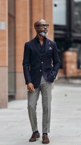 Look alla moda per uomo: Blazer blu scuro, Camicia elegante nera, Pantaloni eleganti grigi, Scarpe oxford in pelle scamosciata marrone scuro
