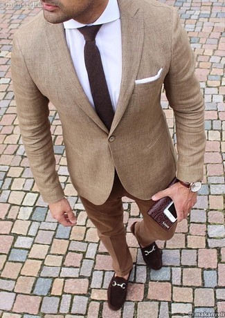 Come indossare e abbinare una cravatta marrone scuro quando fa caldo: Potresti abbinare un blazer marrone chiaro con una cravatta marrone scuro per essere sofisticato e di classe. Per un look più rilassato, mettiti un paio di mocassini eleganti in pelle scamosciata marrone scuro.