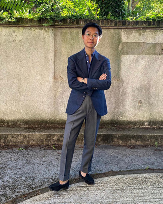 Moda uomo anni 20 in modo formale: Coniuga un blazer blu scuro con pantaloni eleganti grigio scuro per essere sofisticato e di classe. Mocassini eleganti in pelle scamosciata neri sono una buona scelta per completare il look.