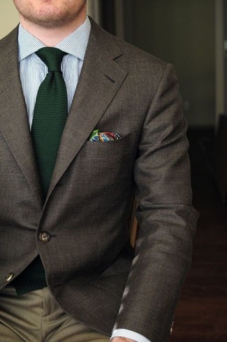 Come indossare e abbinare un fazzoletto da taschino verde quando fa caldo: Abbina un blazer marrone scuro con un fazzoletto da taschino verde per un'atmosfera casual-cool.