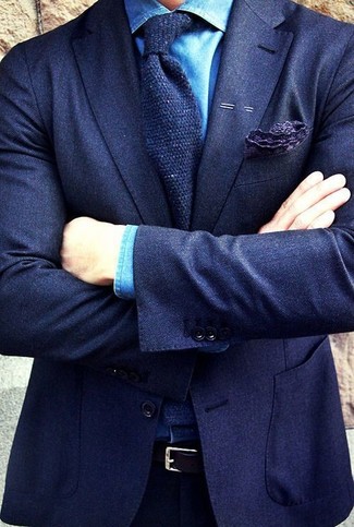 Come indossare e abbinare un fazzoletto da taschino stampato viola melanzana per un uomo di 30 anni: Indossa un blazer di lana blu scuro e un fazzoletto da taschino stampato viola melanzana per un look comfy-casual.