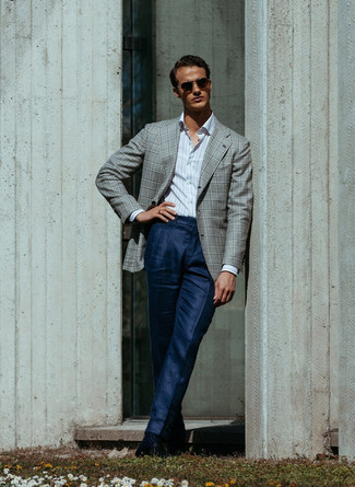 Come indossare e abbinare pantaloni eleganti blu scuro: Metti un blazer scozzese grigio e pantaloni eleganti blu scuro come un vero gentiluomo. Mocassini eleganti in pelle neri sono una gradevolissima scelta per completare il look.