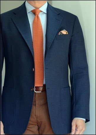 Come indossare e abbinare una cravatta arancione: Potresti combinare un blazer blu scuro con una cravatta arancione per un look elegante e di classe.