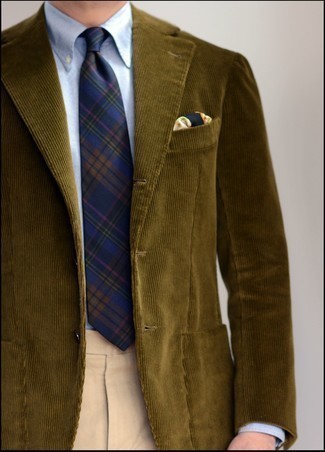Come indossare e abbinare un blazer di velluto a coste verde scuro: Punta su un blazer di velluto a coste verde scuro e pantaloni eleganti beige per essere sofisticato e di classe.