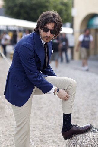 Come indossare e abbinare pantaloni eleganti con scarpe oxford in modo formale: Abbina un blazer blu scuro con pantaloni eleganti come un vero gentiluomo. Scarpe oxford sono una splendida scelta per completare il look.