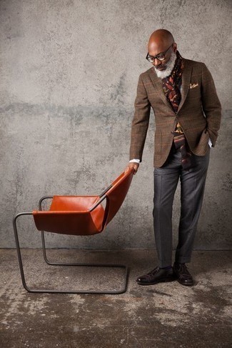 Moda uomo anni 50 quando fa caldo: Coniuga un blazer di lana a quadri marrone con pantaloni eleganti grigio scuro per un look elegante e alla moda. Scarpe derby in pelle marrone scuro sono una valida scelta per completare il look.