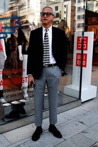 Moda uomo anni 50 in modo formale: Metti un blazer nero e pantaloni eleganti grigi per un look elegante e alla moda.