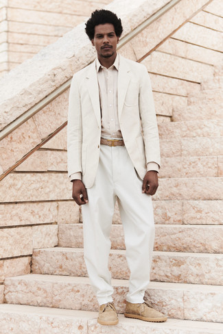 Come indossare e abbinare chukka con un blazer quando fa caldo in modo formale: Prova a combinare un blazer con pantaloni eleganti bianchi per un look elegante e alla moda. Per distinguerti dagli altri, opta per un paio di chukka.