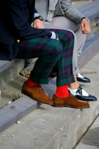 Come indossare e abbinare calzini rossi per un uomo di 30 anni in modo formale: Indossa un blazer blu scuro con calzini rossi per una sensazione di semplicità e spensieratezza. Aggiungi un paio di scarpe oxford in pelle scamosciata marroni al tuo look per migliorare all'istante il tuo stile.