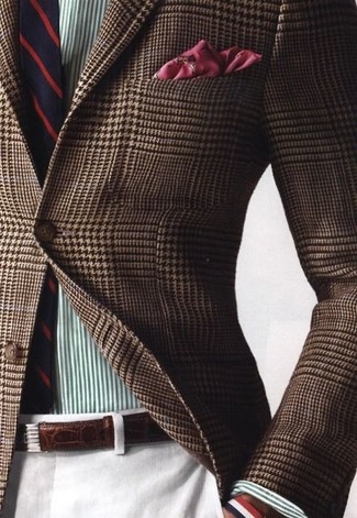 Come indossare e abbinare una cravatta a righe verticali: Prova a combinare un blazer con motivo pied de poule marrone con una cravatta a righe verticali per una silhouette classica e raffinata