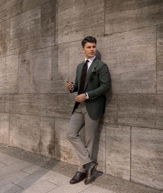 Come indossare e abbinare calzini grigio scuro per un uomo di 30 anni: Metti un blazer verde scuro e calzini grigio scuro per un look comfy-casual. Scegli un paio di mocassini eleganti in pelle marrone scuro per dare un tocco classico al completo.