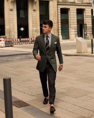 Look alla moda per uomo: Blazer verde oliva, Camicia elegante a righe verticali bianca e nera, Pantaloni eleganti neri, Mocassini eleganti in pelle marrone scuro