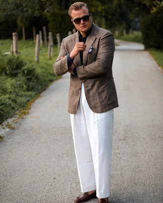 Come indossare e abbinare un blazer scozzese terracotta: Coniuga un blazer scozzese terracotta con pantaloni eleganti bianchi per un look elegante e alla moda. Mocassini eleganti in pelle marrone scuro sono una gradevolissima scelta per completare il look.