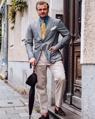 Come indossare e abbinare una cravatta gialla: Abbina un blazer scozzese grigio con una cravatta gialla come un vero gentiluomo. Mocassini eleganti in pelle scamosciata marrone scuro sono una valida scelta per completare il look.