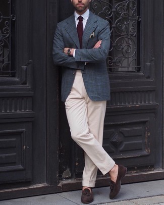 Come indossare e abbinare un blazer con mocassini con nappine: Scegli un blazer e pantaloni eleganti beige per essere sofisticato e di classe. Mocassini con nappine sono una gradevolissima scelta per completare il look.