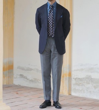 Come indossare e abbinare una cravatta stampata blu scuro in modo formale: Potresti indossare un blazer blu scuro e una cravatta stampata blu scuro per essere sofisticato e di classe. Perfeziona questo look con un paio di mocassini eleganti in pelle neri.
