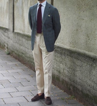 Look alla moda per uomo: Blazer scozzese verde scuro, Camicia elegante bianca, Pantaloni eleganti beige, Mocassini con nappine in pelle scamosciata marrone scuro