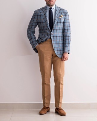 Quale pantaloni eleganti indossare con mocassini eleganti marroni in estate 2024: Opta per un blazer scozzese azzurro e pantaloni eleganti come un vero gentiluomo. Perfeziona questo look con un paio di mocassini eleganti marroni. Ecco una eccellente scelta per creare il perfetto outfit estivo.