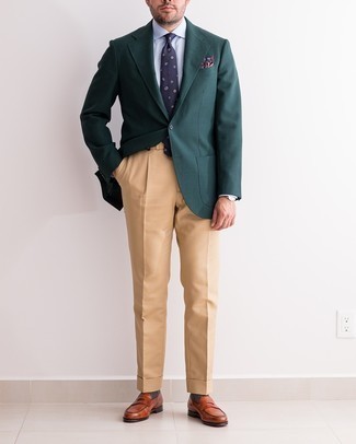 Look alla moda per uomo: Blazer verde scuro, Camicia elegante azzurra, Pantaloni eleganti marrone chiaro, Mocassini eleganti in pelle terracotta