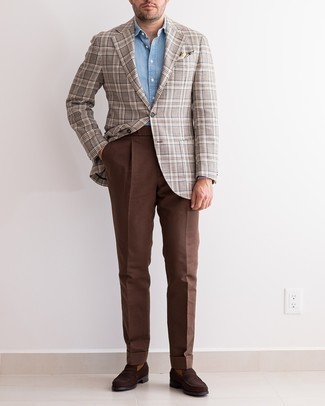 Quale mocassini eleganti indossare con un blazer beige: Coniuga un blazer beige con pantaloni eleganti marroni come un vero gentiluomo. Mocassini eleganti sono una buona scelta per completare il look.