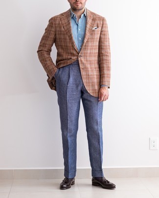Look alla moda per uomo: Blazer scozzese marrone, Camicia elegante in chambray azzurra, Pantaloni eleganti blu scuro, Mocassini con nappine in pelle marrone scuro