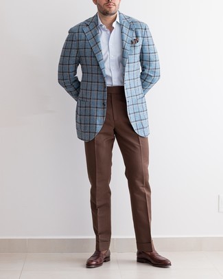Look alla moda per uomo: Blazer scozzese azzurro, Camicia elegante bianca, Pantaloni eleganti marroni, Mocassini eleganti in pelle marrone scuro