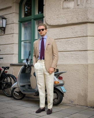 Come indossare e abbinare un blazer con mocassini eleganti: Scegli un outfit composto da un blazer e pantaloni eleganti bianchi come un vero gentiluomo. Questo outfit si abbina perfettamente a un paio di mocassini eleganti.
