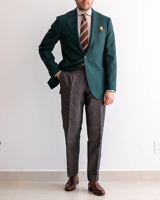 Come indossare e abbinare un blazer foglia di tè per un uomo di 30 anni: Scegli uno stile classico in un blazer foglia di tè e pantaloni eleganti di lino marrone scuro. Perfeziona questo look con un paio di mocassini eleganti in pelle marrone scuro.