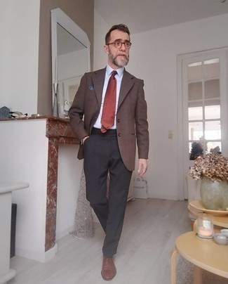 Quale blazer indossare con scarpe oxford marrone scuro per un uomo di 50 anni: Prova ad abbinare un blazer con pantaloni eleganti neri come un vero gentiluomo. Scarpe oxford marrone scuro sono una eccellente scelta per completare il look.