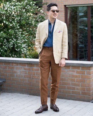 Look alla moda per uomo: Blazer di lino beige, Camicia elegante in chambray blu scuro, Pantaloni eleganti marroni, Mocassini con nappine in pelle marrone scuro