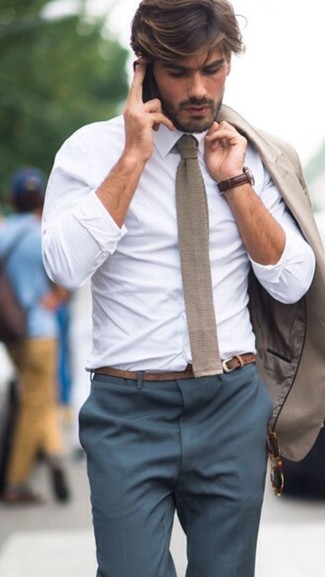 Come indossare e abbinare una cravatta lavorata a maglia marrone chiaro: Abbina un blazer beige con una cravatta lavorata a maglia marrone chiaro come un vero gentiluomo.