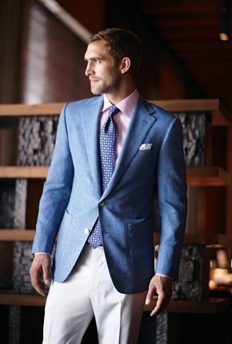Come indossare e abbinare un fazzoletto da taschino a pois bianco quando fa caldo: Potresti combinare un blazer blu con un fazzoletto da taschino a pois bianco per un outfit rilassato ma alla moda.