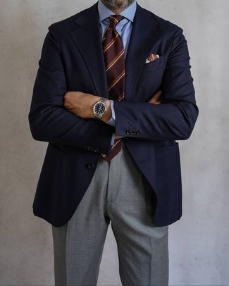 Come indossare e abbinare una cravatta marrone per un uomo di 40 anni: L'abbinamento di un blazer blu scuro e una cravatta marrone metterà in luce il tuo gusto per gli abiti di sartoria.