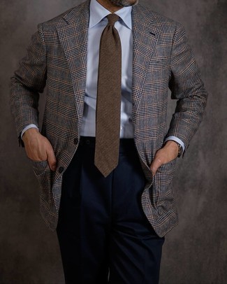 Come indossare e abbinare una cravatta per un uomo di 40 anni: Abbina un blazer scozzese grigio con una cravatta come un vero gentiluomo.